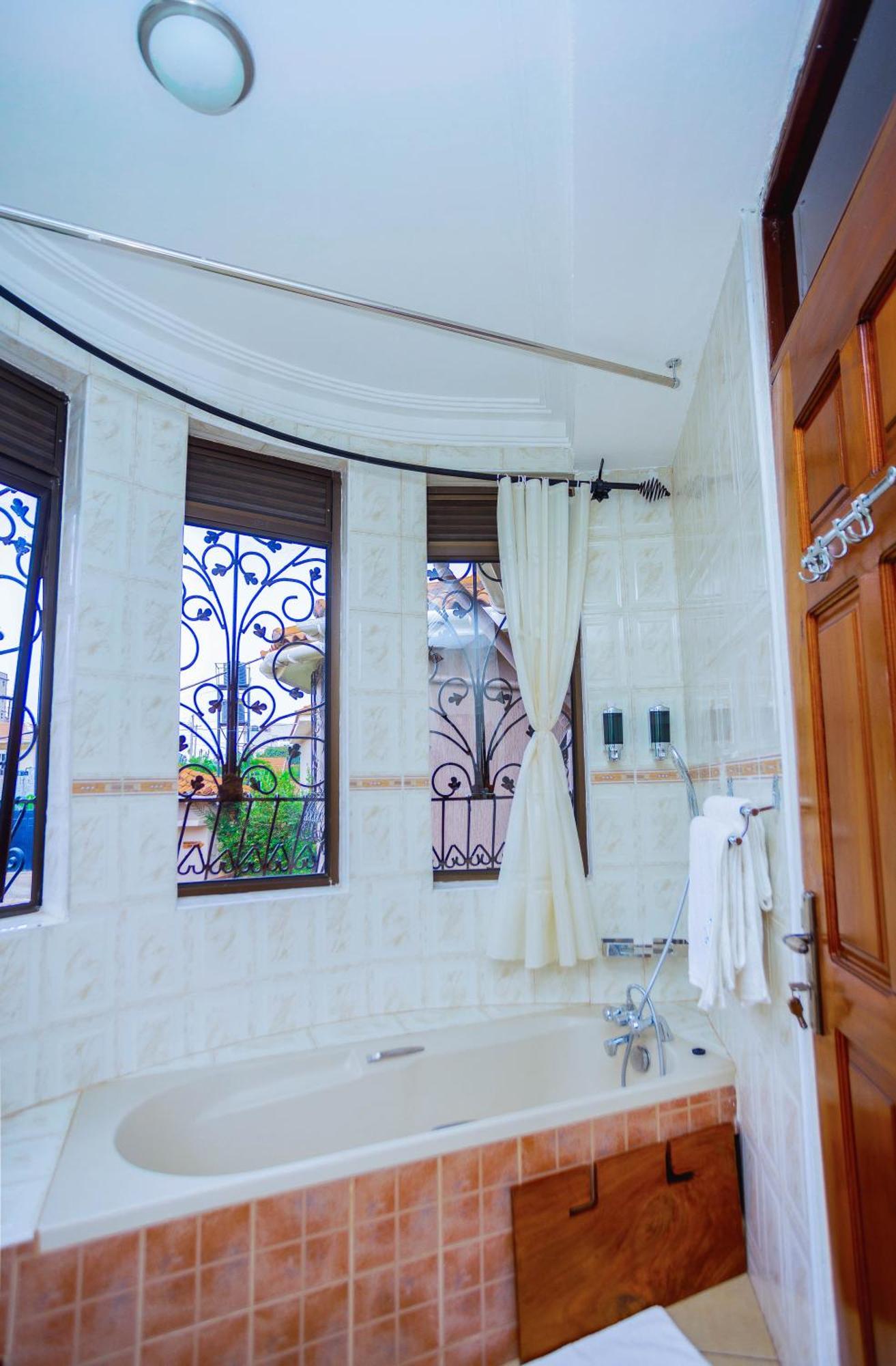 Gazelle Guest House Kampala Extérieur photo